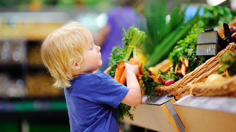 Child with healthy food (illustrative)