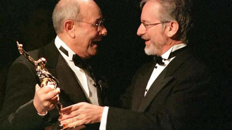 Steven Spielberg (r), presents Stanley Donen (l) with Ace Golden Eddie Award