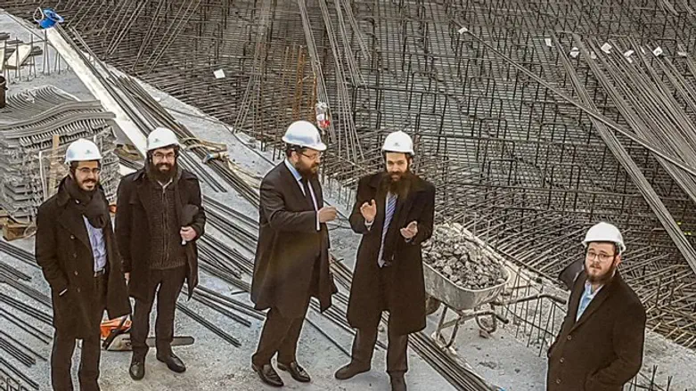 השליחים באתר הבנייה