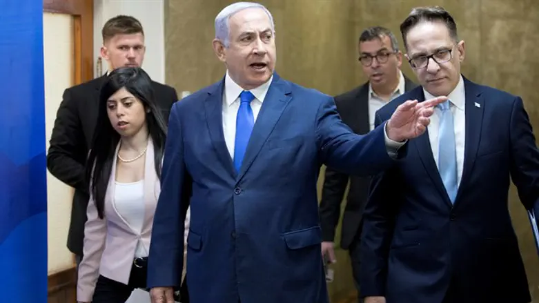 Binyamin Netanyahu heads to cabinet meeting, March 17 2019