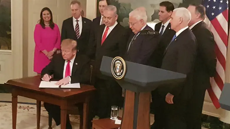 Trump signs order recognizing Golan Heights