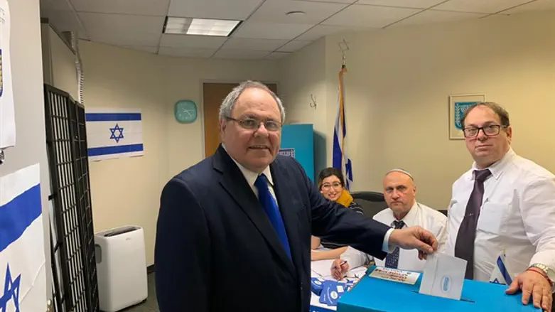 קונסול ישראל בניו יורק, דני דיין, מצביע בסיבוב הקודם של החירות