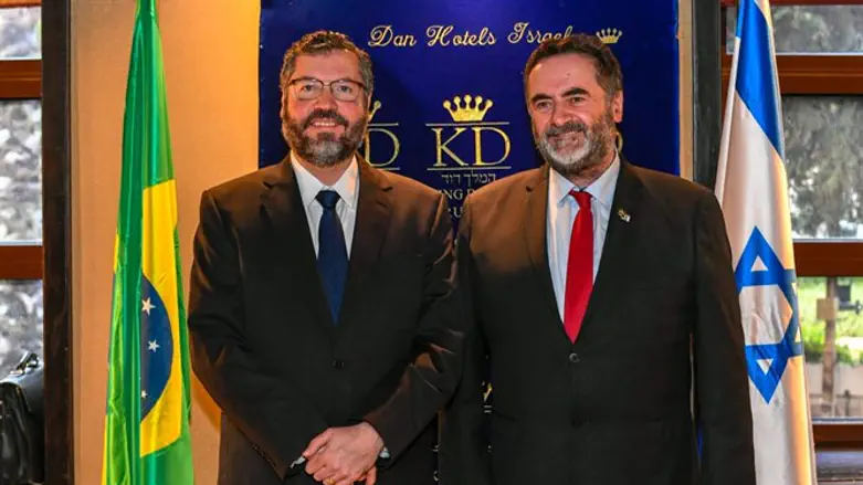 Yisrael Katz (r) with Ernesto Araujo (l)