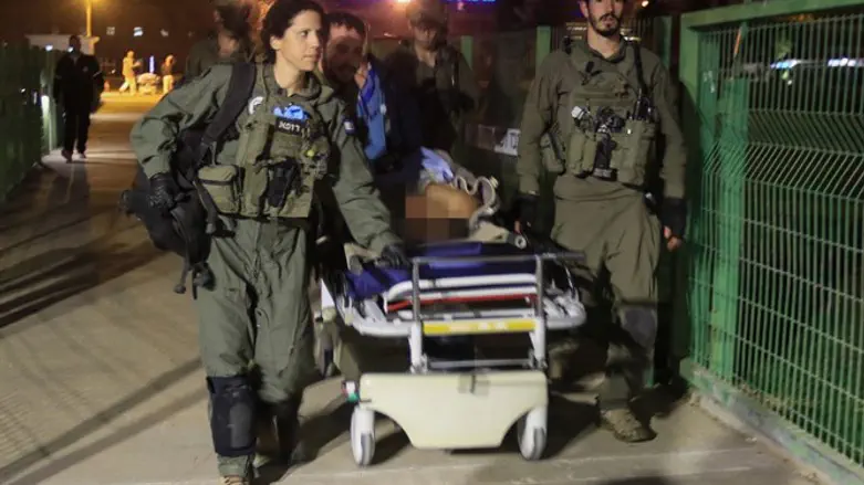 Evacuation of the prison guard who was wounded in a stabbing attack in K'tziot Prison
