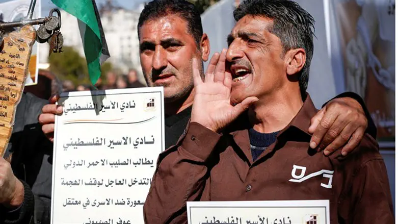 ברחוב הערבי ישנה תמיכה נרחבת באסירים הסובתים רעב