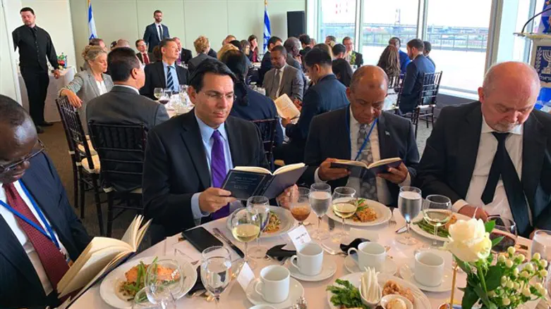 Ambassador Danon holds Passover with UN ambassadors