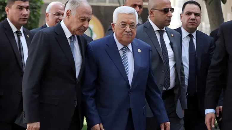 Mahmoud Abbas meets with Arab League reps in Cairo, April 21st 2019
