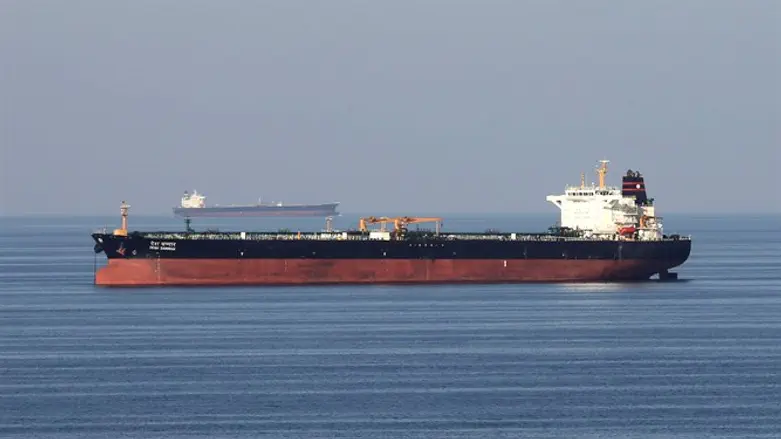 Oil tankers pass through Strait of Hormuz (archive)