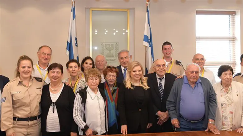 Netanyahu and his wife with the Holocaust survivors