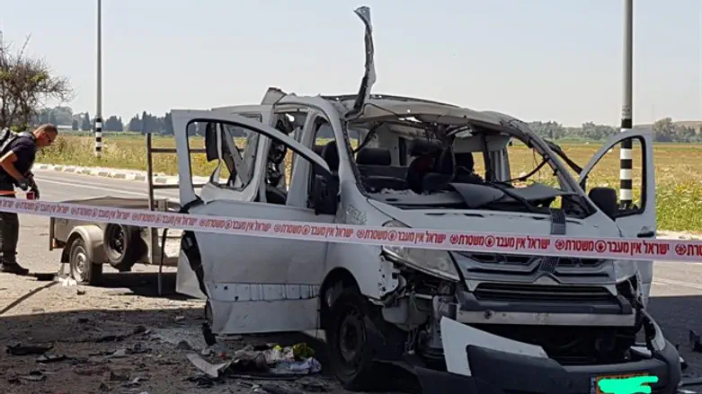 Израильская машина после попадания ракеты из сектора Газы