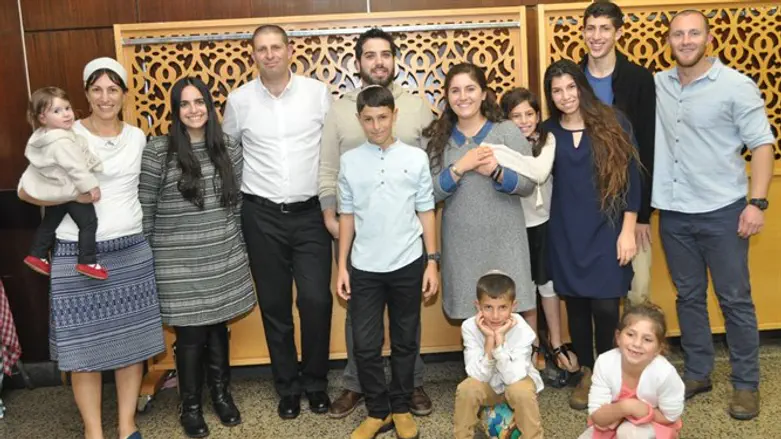 The Ashkenazi family with 4 of the 5 lone soldiers they adopted.