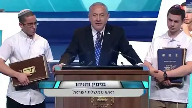 Биньямин Нетаньяху и финалисты викторины на знание ТАНАХа