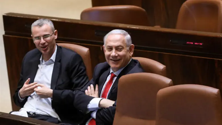Binyamin Netanyahu (r) and Yariv Levin (l)