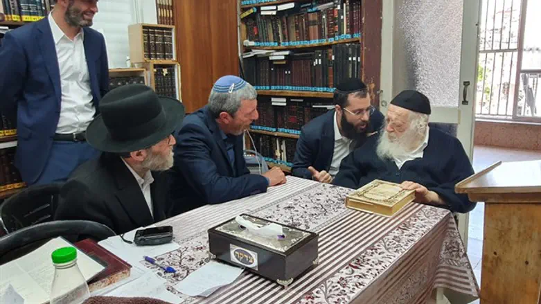 Rabbi Rafi Peretz speaking with Rav Chaim Kanievsky.
