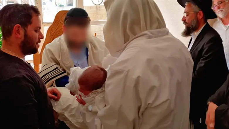 Jewish Baby from France, Born in Israel in Secrecy, Has Bris Near Kosel