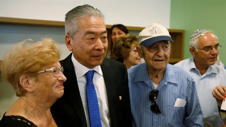 Nobuki Sugihara (C) stands next to Soli Ganor (R), one of the Jews his father saved.