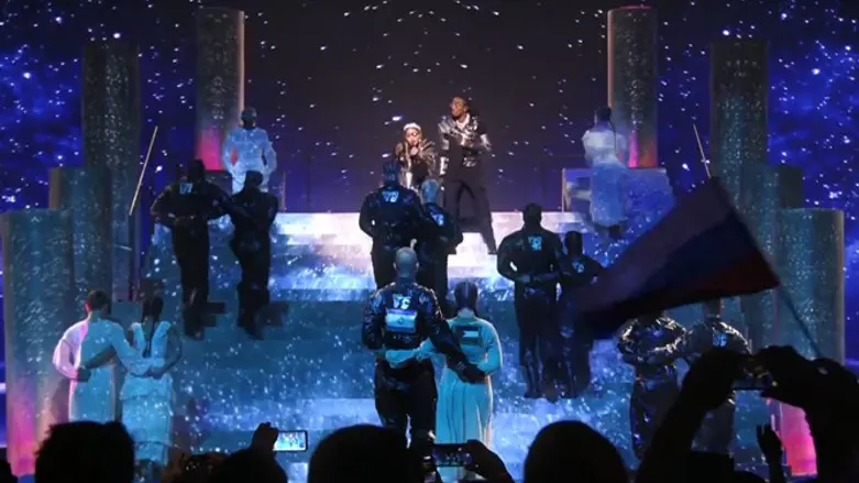 Madonna on stage with Israeli and PLO flags