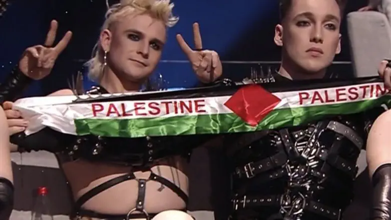 נציגי איסלנד מניפים את דגל פלסטין