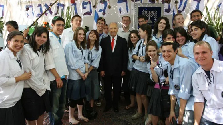 Shimon Peres, with Bnei Akiva Youth (Illustrative)