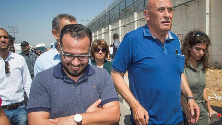 באסל גטאס (מימין) בשחרורו מכלא מגידו