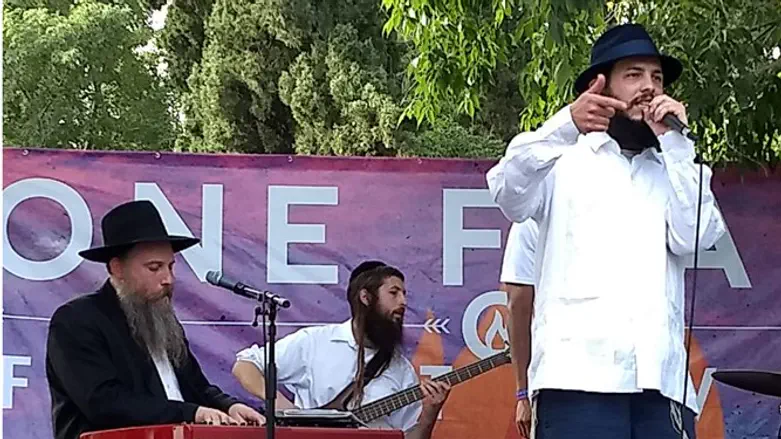 Ari Lesser (Right) at Tzfat One Flame concert