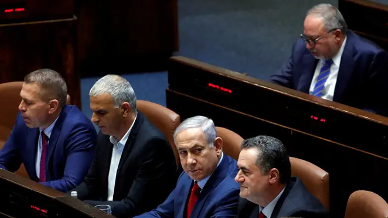 Эрдан, Кахлон, Нетаньяху и Кац в первом ряду. Либерман - во втором