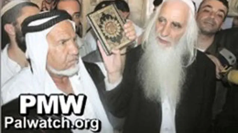 הרב פורמן מביא קוראן למוסלמים בבית-פג'אר