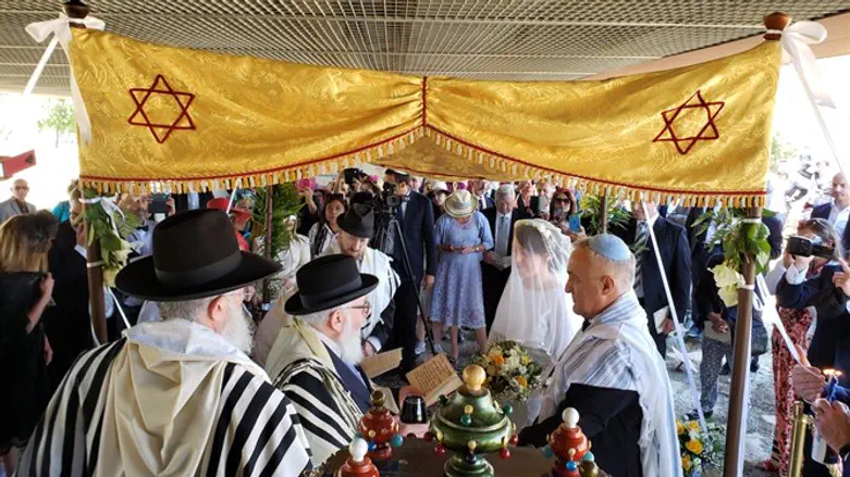 חתונה יהודית על חורבות בית כנסת עתיק בן 1500 שנה באיטליה