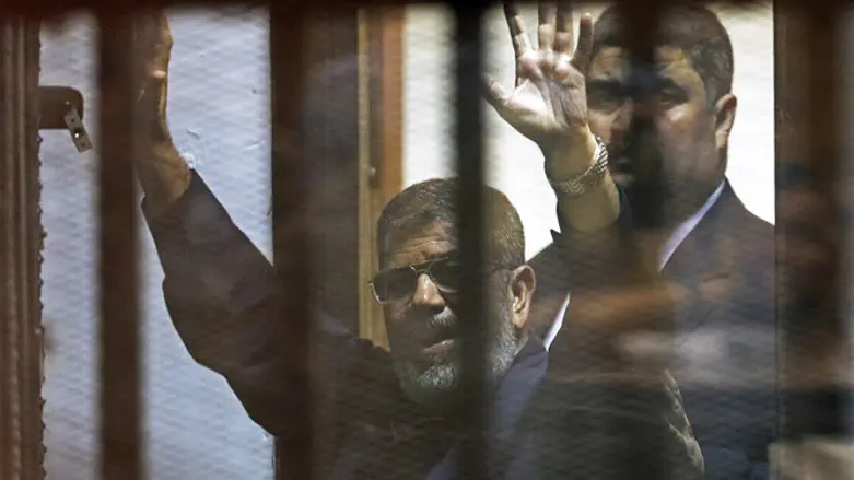 Morsi greets supporters after receiving court verdict