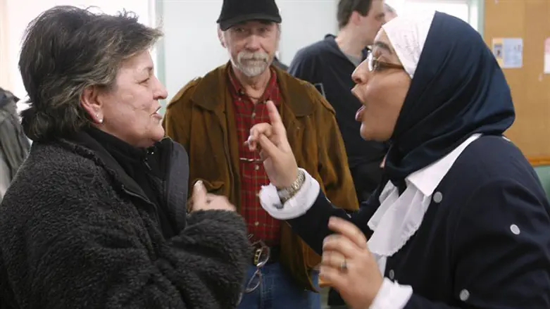 Muslim women meet residents of Quebec to protest town social norms