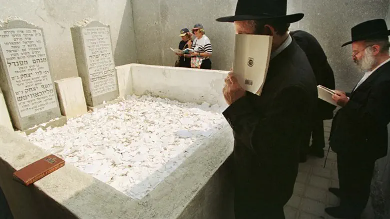 Visitors at the gravesite of the Lubavitcher Rebbe, Rabbi Menachem Mendel Schnee
