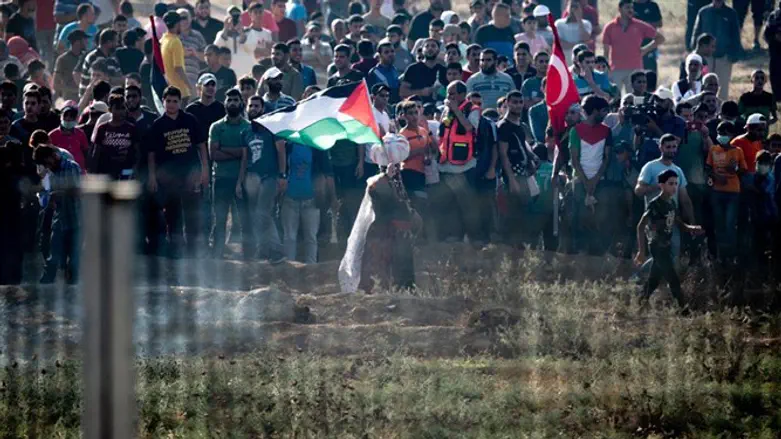 Arabs riot on Gaza border