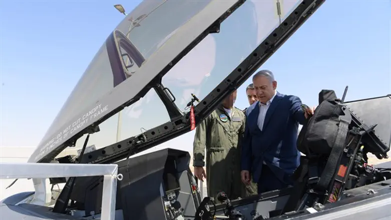 Netanyahu inspects air force plane
