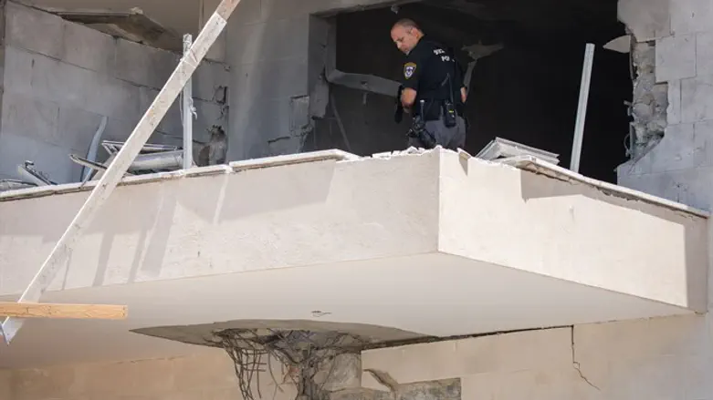 Police examine Sderot building hit by mortar