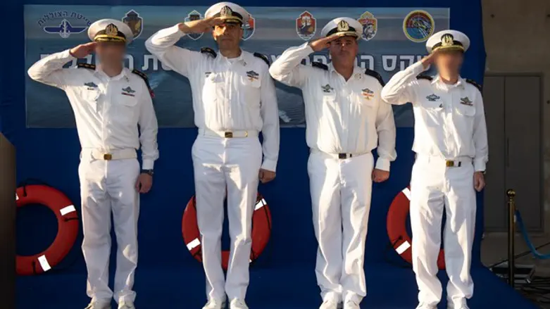 משמאל לימין: מפקד שייטת 7 היוצא, מפקד זרוע הים, מפקד בסיס חיפה והמפקד הנכנס