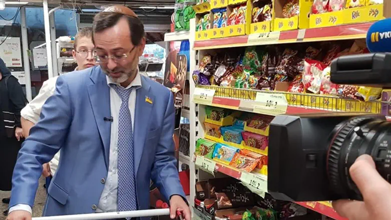 Ukrainian MP buys chocolate bars in Kfar Chabad.