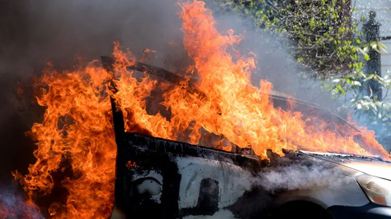 Burning car fire vehicle (illustration)