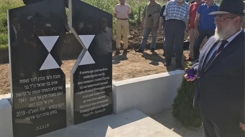 Памятник на братской могиле еврейской общины в Садигоры (Украина)