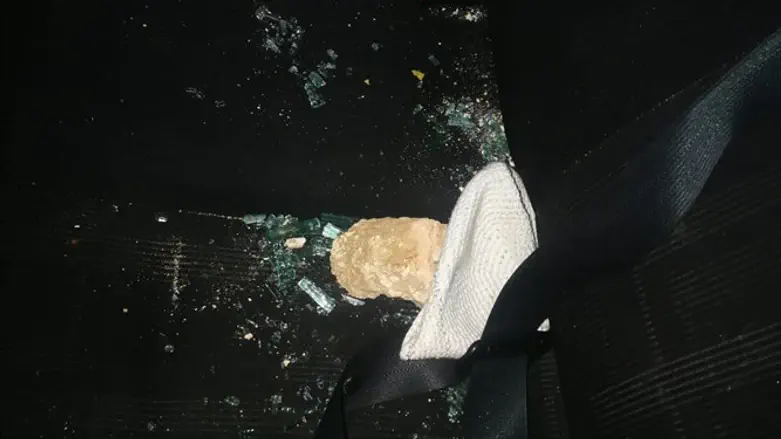 Один из камней, брошенных террористами в машину