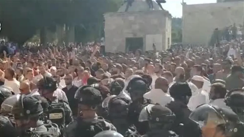 Clashes between police and Muslim worshipers on Temple Mount