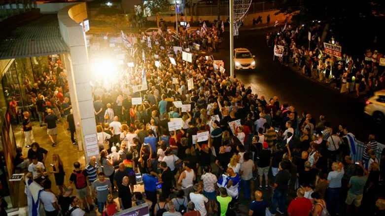  הפגנה נגד מנדלבליט בכיכר גורן