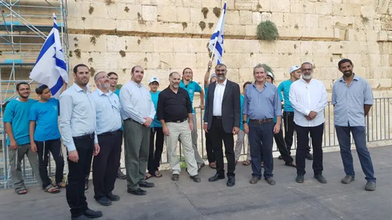 Noam candidates at the Western Wall