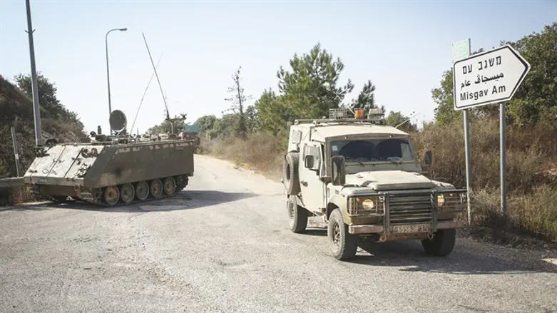 ג'יפ וטנק צהלי מסיירים ליד הגבול בין ישראל ללבנון
