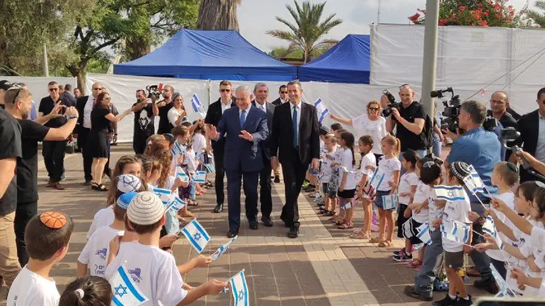 Netanyahu and Peretz in Elkana