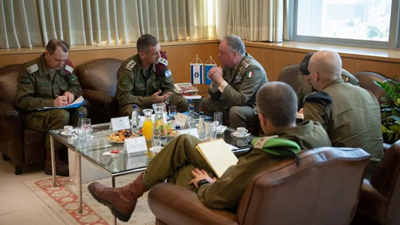 Авив Кохави и командующий UNIFIL на совещании