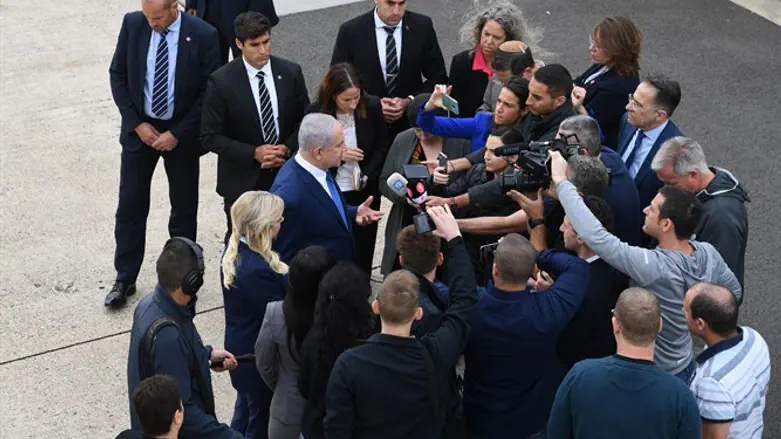 Биньямин Нетаньяху дает интервью журналистам