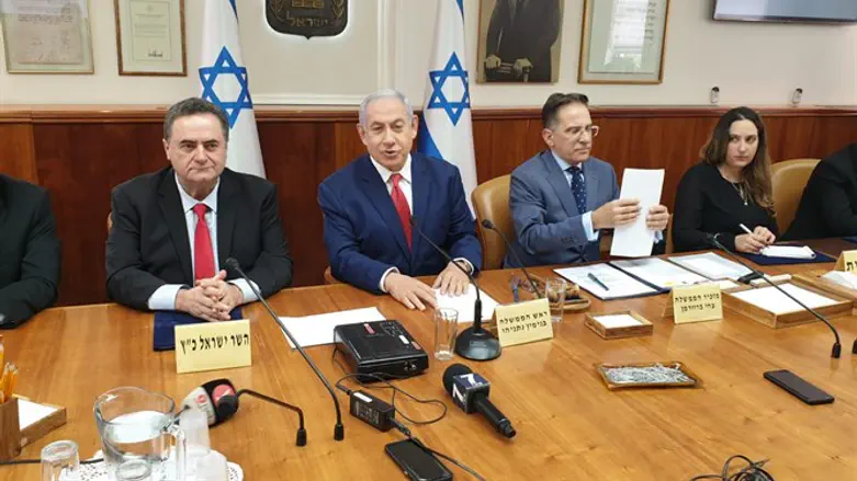 Netanyahu at government meeting