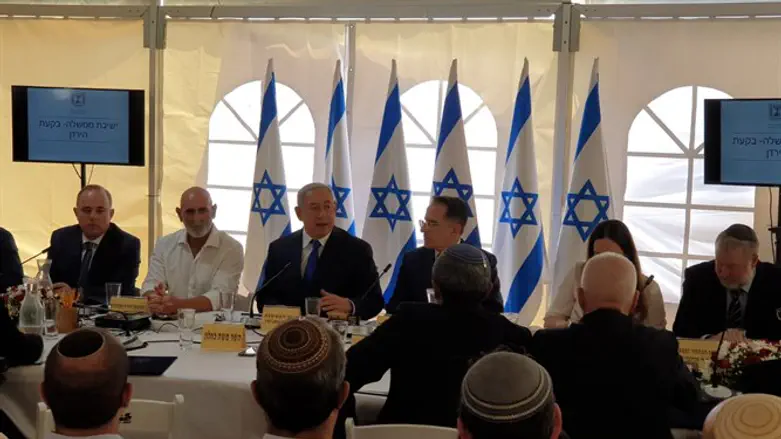 Netanyahu at cabinet meeting in the Jordan Valley