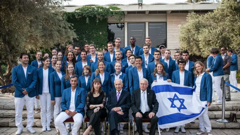 Archive: Israeli Olympic team with late President Peres