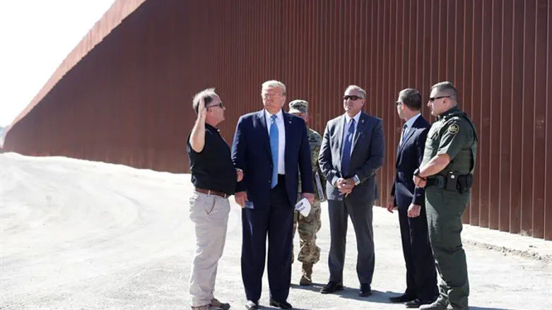 טראמפ ליד החומה בגבול ארה"ב - מקסיקו